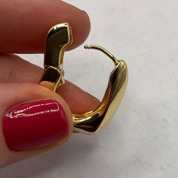 Earrings. Hoop earring - Picture 5 of 6